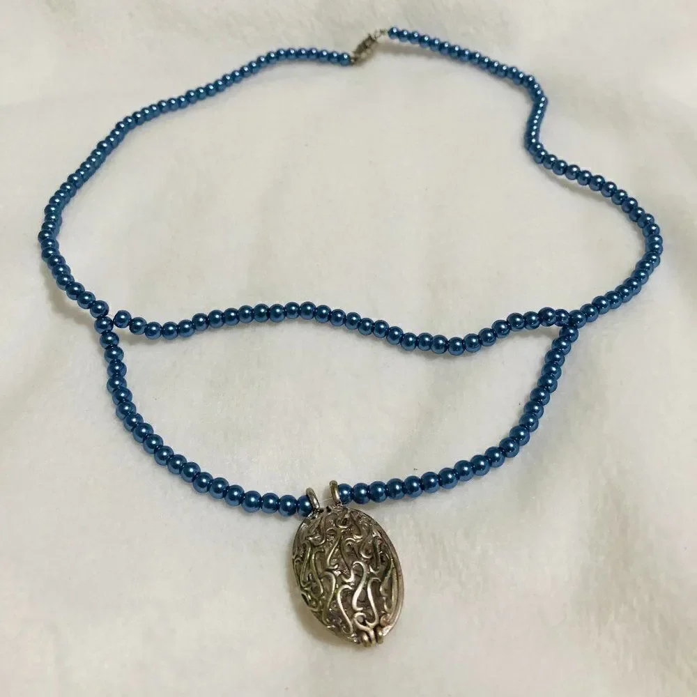 ‎Oval Pendant Necklace